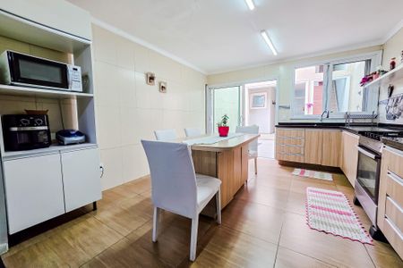 Casa à venda com 251m², 4 quartos e 2 vagas Casa à venda com 251m², 4 quartos e 2 vagasCozinha