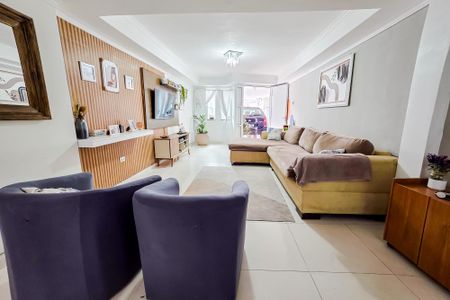 Casa à venda com 251m², 4 quartos e 2 vagas Casa à venda com 251m², 4 quartos e 2 vagasSala