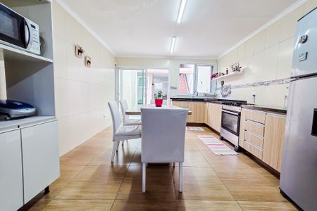 Casa à venda com 251m², 4 quartos e 2 vagas Casa à venda com 251m², 4 quartos e 2 vagasCozinha