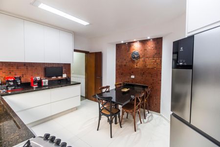 Casa de condomínio para alugar com 700m², 4 quartos e 7 vagasCozinha