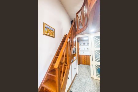 Casa de condomínio para alugar com 700m², 4 quartos e 7 vagasEscada