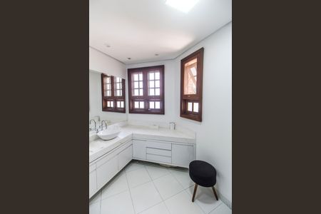Casa de condomínio para alugar com 700m², 4 quartos e 7 vagasBanheiro da Suíte