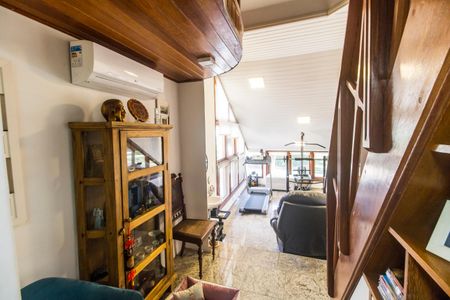 Casa de condomínio para alugar com 700m², 4 quartos e 7 vagasEscritório