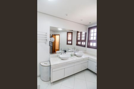 Casa de condomínio para alugar com 700m², 4 quartos e 7 vagasBanheiro da Suíte