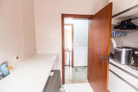 Casa de condomínio para alugar com 700m², 4 quartos e 7 vagasÁrea de Serviço