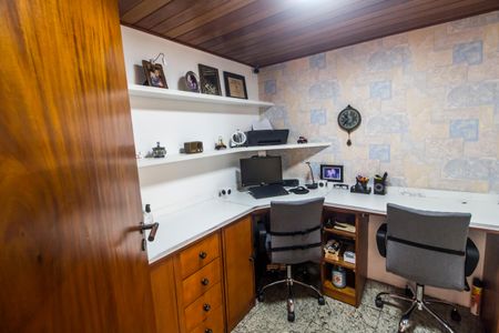 Casa de condomínio para alugar com 700m², 4 quartos e 7 vagasEscritório