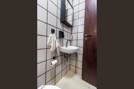 Casa de condomínio para alugar com 700m², 4 quartos e 7 vagasBanheiro de serviço