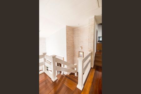 Casa de condomínio para alugar com 700m², 4 quartos e 7 vagasEscada