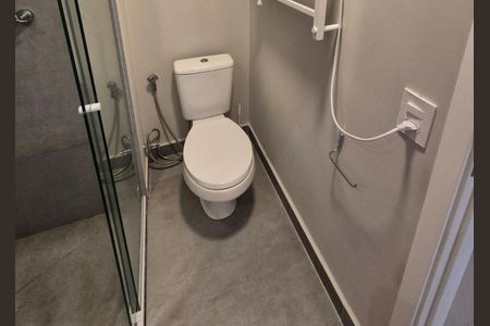 Banheiro de kitnet/studio para alugar com 1 quarto, 24m² em Vila Cordeiro, São Paulo