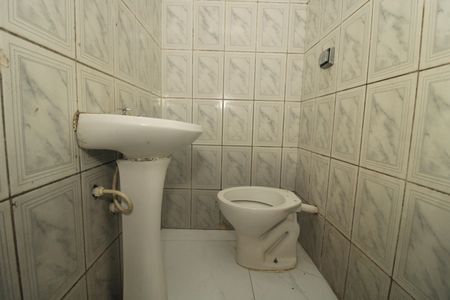 Banheiro de kitnet/studio para alugar com 1 quarto, 28m² em Liberdade, São Paulo