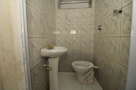 Banheiro de kitnet/studio para alugar com 1 quarto, 28m² em Liberdade, São Paulo