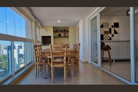 Apartamento à venda com 221m², 3 quartos e 3 vagas