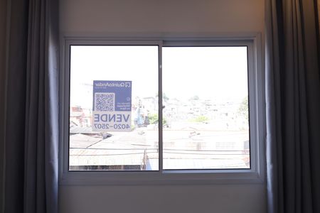 Apartamento à venda com 32m², 1 quarto e sem vagaPlaca instalada na janela do imóvel (3º andar com visão para a rua) - Código da placa: KYLC-385