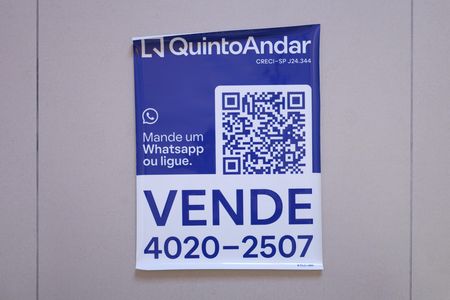 Apartamento à venda com 32m², 1 quarto e sem vagaPlaca instalada na janela do imóvel (3º andar com visão para a rua) - Código da placa: KYLC-385