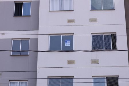 Apartamento à venda com 32m², 1 quarto e sem vagaPlaca instalada na janela do imóvel (3º andar com visão para a rua) - Código da placa: KYLC-385