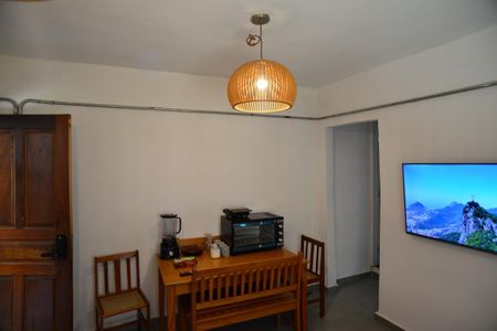 Sala de apartamento para alugar com 1 quarto, 25m² em Barra da Tijuca, Rio de Janeiro