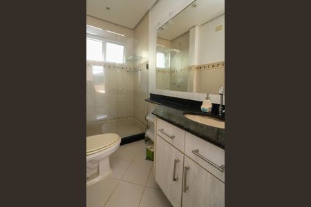 Banheiro de apartamento à venda com 1 quarto, 45m² em Cristal, Porto Alegre