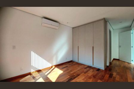 Casa à venda com 647m², 4 quartos e 4 vagas