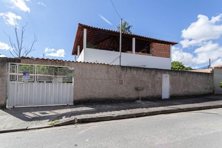 Casa para alugar com 300m², 3 quartos e 6 vagasFachada