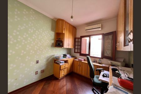 Casa de condomínio à venda com 185m², 4 quartos e 2 vagasEscritório