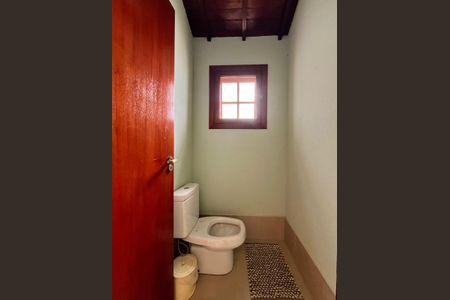 Casa de condomínio à venda com 185m², 4 quartos e 2 vagasLavabo