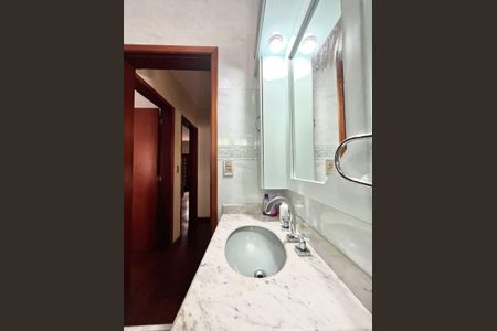 Casa de condomínio à venda com 185m², 4 quartos e 2 vagasBanheiro