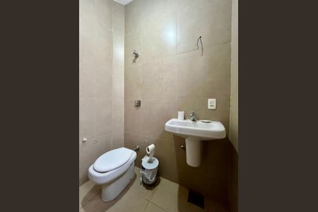 Casa de condomínio à venda com 185m², 4 quartos e 2 vagasBanheiro área externa