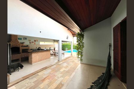 Casa de condomínio à venda com 185m², 4 quartos e 2 vagasQuintal
