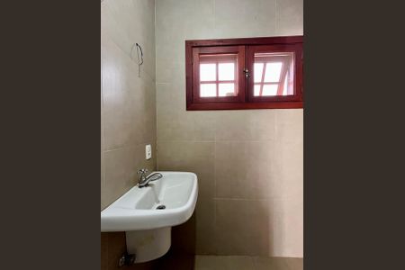 Casa de condomínio à venda com 185m², 4 quartos e 2 vagasBanheiro área externa