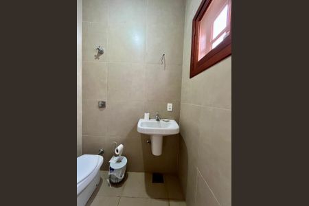 Casa de condomínio à venda com 185m², 4 quartos e 2 vagasBanheiro área externa
