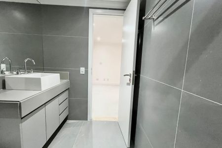 Apartamento à venda com 146m², 2 quartos e 2 vagasBanheiro da Suite 2