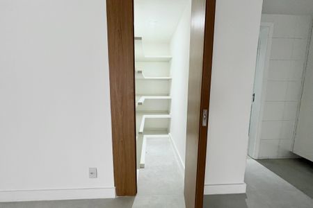 Apartamento à venda com 146m², 2 quartos e 2 vagasArmário