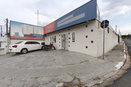 Casa para alugar com 251m², 3 quartos e 2 vagasFachada
