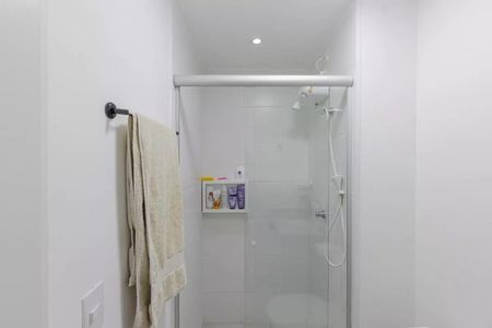 Apartamento à venda com 31m², 1 quarto e sem vaga Apartamento à venda com 31m², 1 quarto e sem vagaBanheiro com chuveiro e pia, com uma toalha pendurada no gancho.