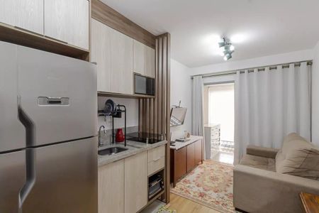 Apartamento à venda com 31m², 1 quarto e sem vaga Apartamento à venda com 31m², 1 quarto e sem vagaCozinha com geladeira, fogão e microondas, com móveis de madeira e piso de porcelanato.