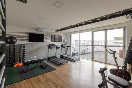 Apartamento à venda com 31m², 1 quarto e sem vaga Apartamento à venda com 31m², 1 quarto e sem vagaSala de academia com equipamentos de ginástica e vista para a cidade.