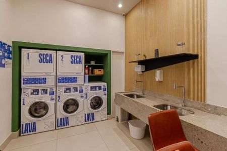 Apartamento à venda com 31m², 1 quarto e sem vaga Apartamento à venda com 31m², 1 quarto e sem vagaLavanderia comum com lavadoras e secadoras, com prateleiras e produtos de limpeza.