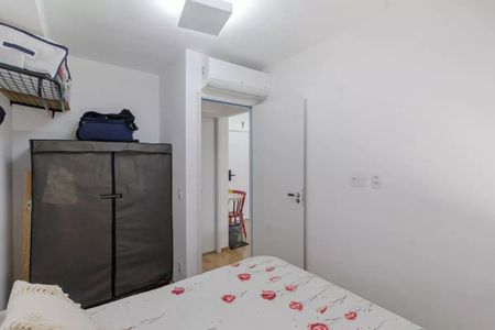 Apartamento à venda com 31m², 1 quarto e sem vaga Apartamento à venda com 31m², 1 quarto e sem vagaQuarto com cama, armário e ar condicionado, com uma porta para o banheiro.