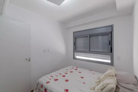 Apartamento à venda com 31m², 1 quarto e sem vaga Apartamento à venda com 31m², 1 quarto e sem vagaQuarto com cama simples, com cobertor branco e flores vermelhas, com janela com persianas e iluminação natural.