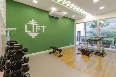 Apartamento à venda com 31m², 1 quarto e sem vaga Apartamento à venda com 31m², 1 quarto e sem vagaSala de academia com equipamentos de ginástica e vista para a rua.