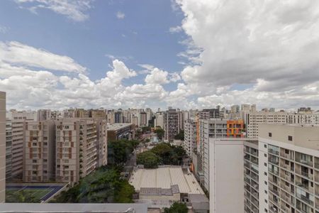 Apartamento à venda com 31m², 1 quarto e sem vaga Apartamento à venda com 31m², 1 quarto e sem vagaCidade com muitas construções altas e uma quadra de futsal ao fundo.