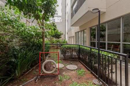 Apartamento à venda com 31m², 1 quarto e sem vaga Apartamento à venda com 31m², 1 quarto e sem vagaPátio com árvores e mobília simples, cercado por um muro de metal.