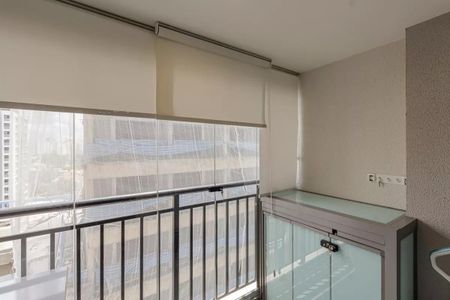 Apartamento à venda com 31m², 1 quarto e sem vaga Apartamento à venda com 31m², 1 quarto e sem vagaBalcony com vista para a cidade, com móveis de madeira e cortinas claras.