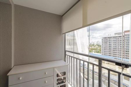Apartamento à venda com 31m², 1 quarto e sem vaga Apartamento à venda com 31m², 1 quarto e sem vagaBalcony com vista para a cidade, com móveis brancos e cortinas claras.