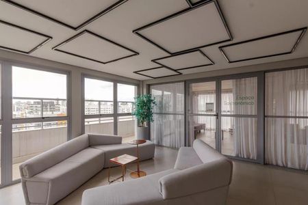 Apartamento à venda com 31m², 1 quarto e sem vaga Apartamento à venda com 31m², 1 quarto e sem vagaSala de estar com vista para a cidade, com móveis brancos e iluminação natural.