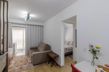 Apartamento à venda com 31m², 1 quarto e sem vaga Apartamento à venda com 31m², 1 quarto e sem vagaSala com sofá e mesa de madeira, com vista para a varanda.