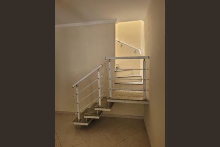 Escada de casa à venda com 2 quartos, 77m² em Vila Paranagua, São Paulo