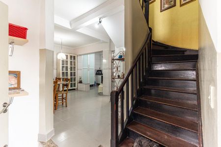 Casa à venda com 104m², 2 quartos e 2 vagas Casa à venda com 104m², 2 quartos e 2 vagasEscada