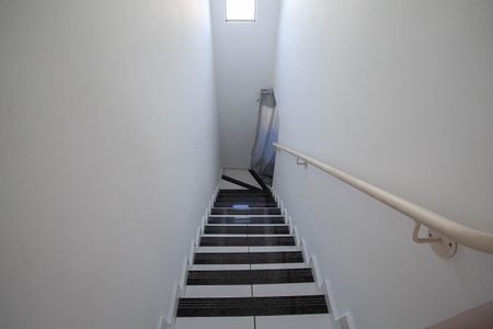 Casa de condomínio à venda com 65m², 2 quartos e 1 vagaEscada