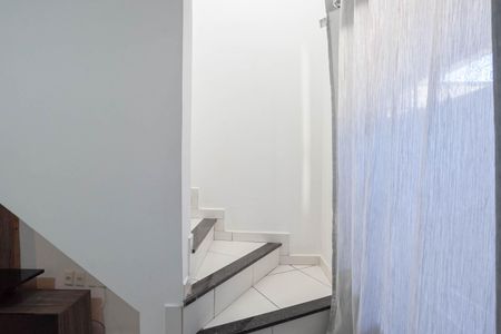 Casa de condomínio à venda com 65m², 2 quartos e 1 vagaEscada